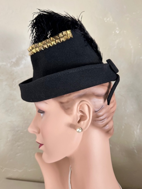 DAPPER 1940s\' BLACK FELT TILT HAT + GOLD STUDS & FEATHER main image 8